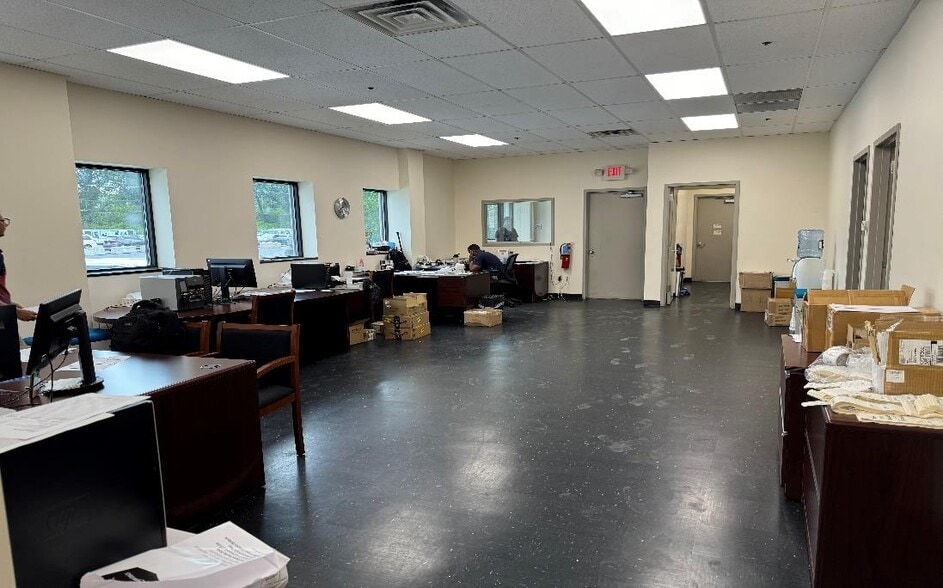 More Photos Of 525 Main St, Belleville Distribution For Lease