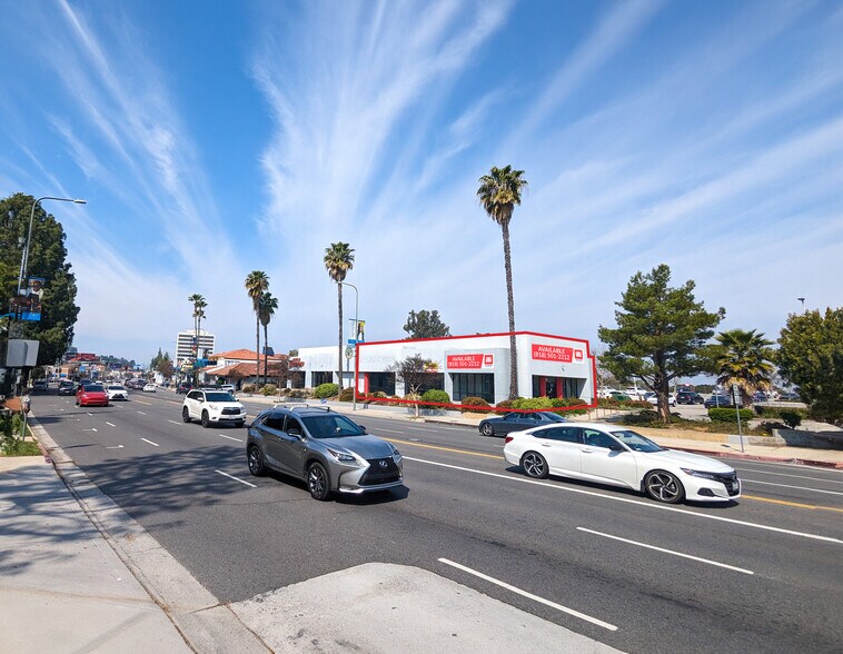 More Photos Of 20819 Ventura Blvd, Woodland Hills Storefront For Lease