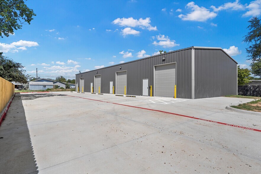 Primary Photo Of 210-212 Stanfield Dr, Waco Light Manufacturing For Sale