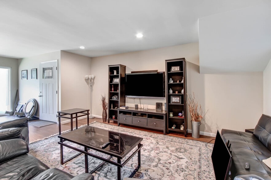 More Photos Of 13257-13259 Moorpark St, Sherman Oaks Office Residential For Sale