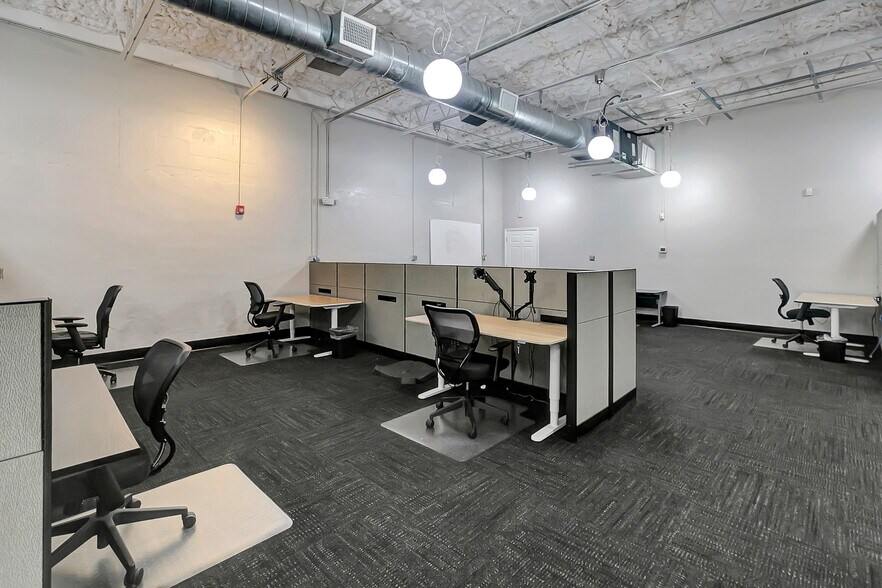 More Photos Of 450 94th Ave N, Saint Petersburg Flex For Lease
