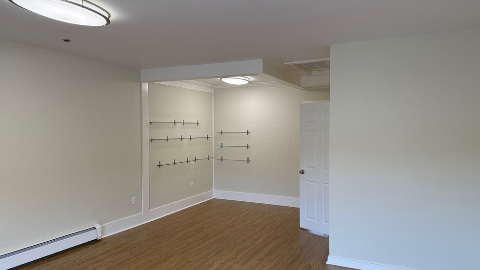 More Photos Of 376 Rt-130, Sandwich Flex For Lease