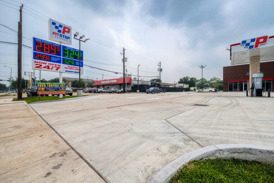 More Photos Of 7755 N Wayside Dr, Houston General Retail For Lease