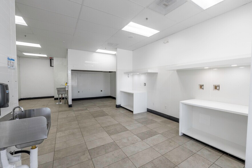 More Photos Of 12274 Palmdale Rd, Victorville Storefront For Lease