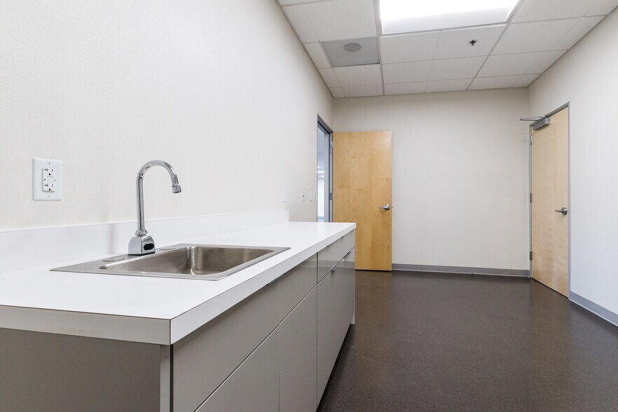 More Photos Of 3002-3072 E Inland Empire Blvd, Ontario Unknown For Lease