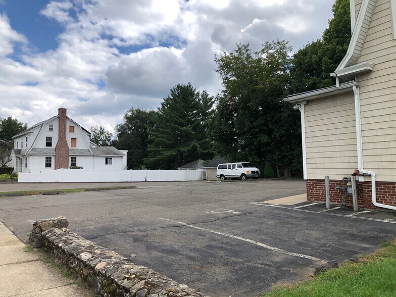 More Photos Of 4942 Main St, Bridgeport Office Residential For Lease