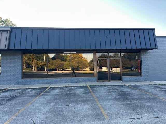 Primary Photo Of 336 N Military Ave, Green Bay General Retail For Lease