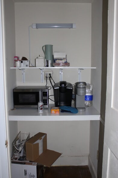 More Photos Of 88 Bradley Rd, Woodbridge Office For Sale