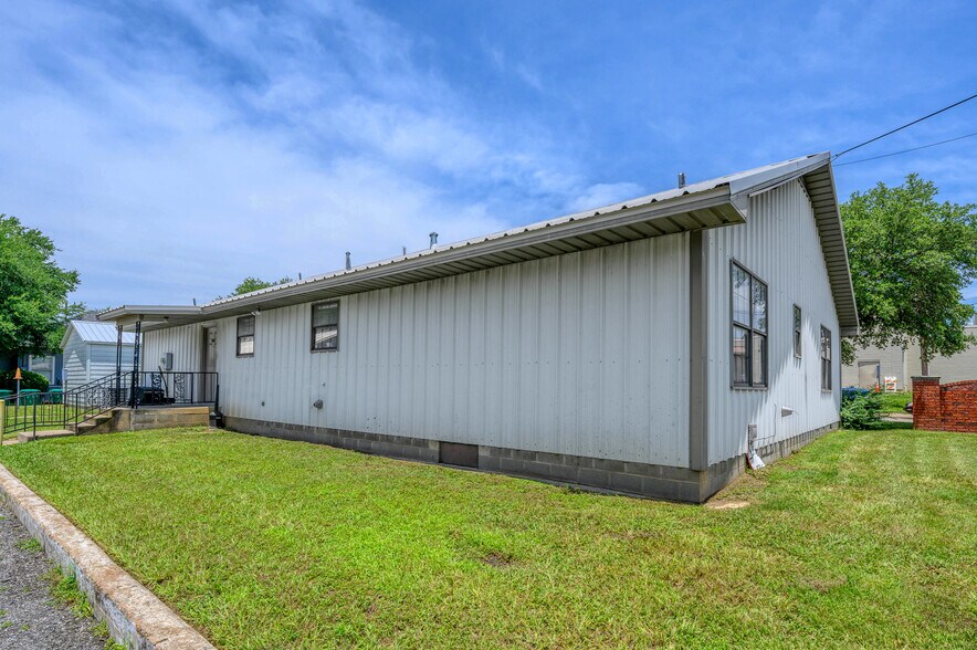 More Photos Of 220 S Elm St, Sherman Office For Sale