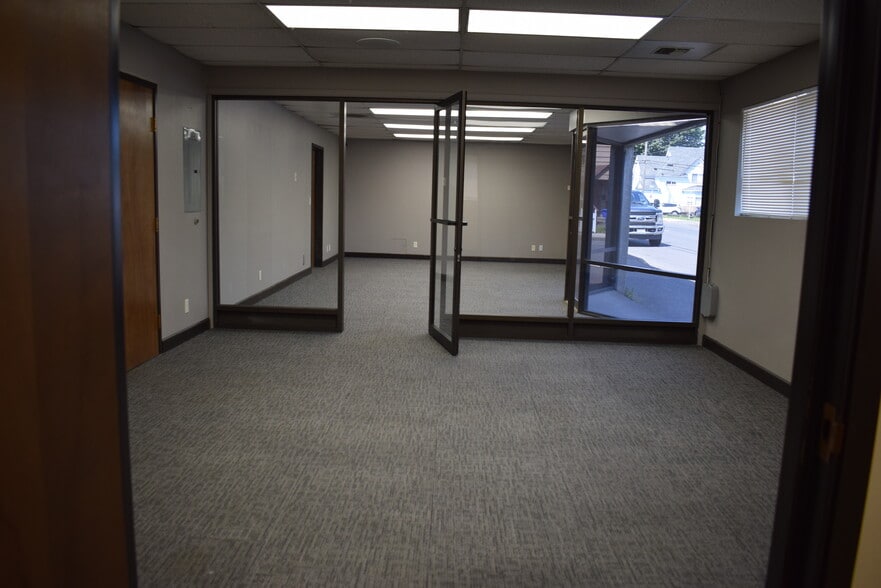 More Photos Of 613 Pacific Ave S, Kelso Distribution For Lease