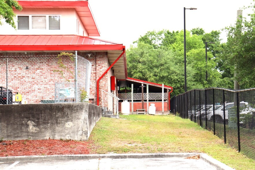 More Photos Of 8232 Market St, Wilmington Freestanding For Sale