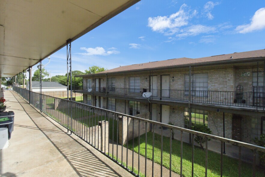 More Photos Of 3046 Golfcrest Blvd, Houston Apartments For Sale