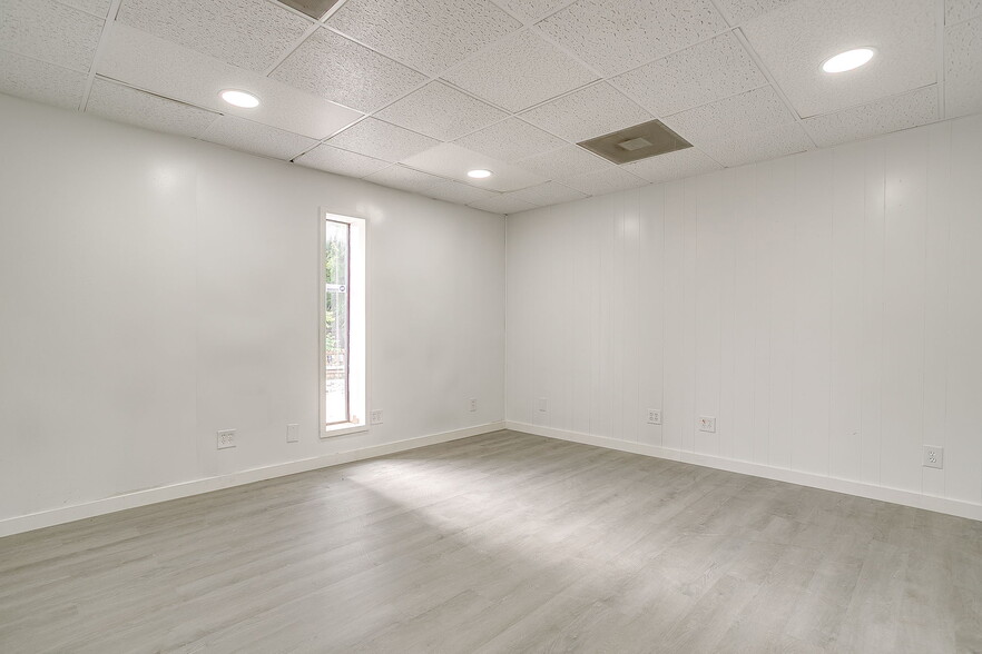 More Photos Of 1600 FM 3433, Newark Warehouse For Sale