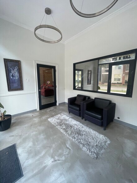 More Photos Of 1722 N Hall St, Dallas Storefront Retail Office For Lease
