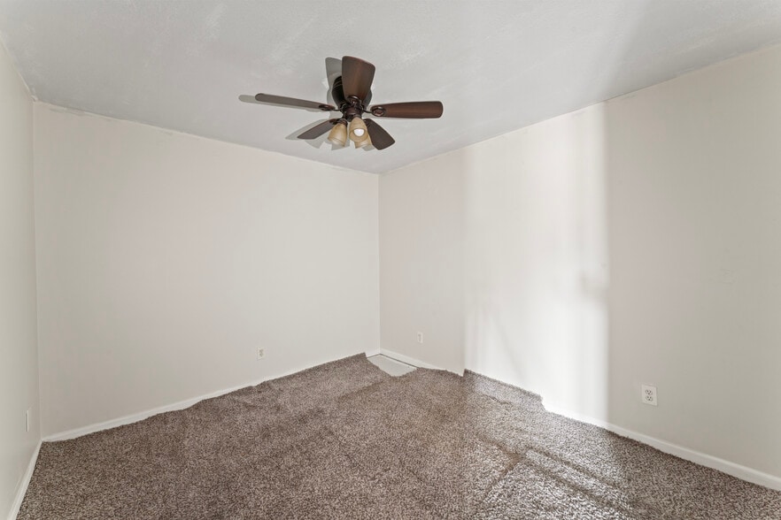 More Photos Of 814 SE Sunnyside School Rd, Blue Springs Warehouse For Sale