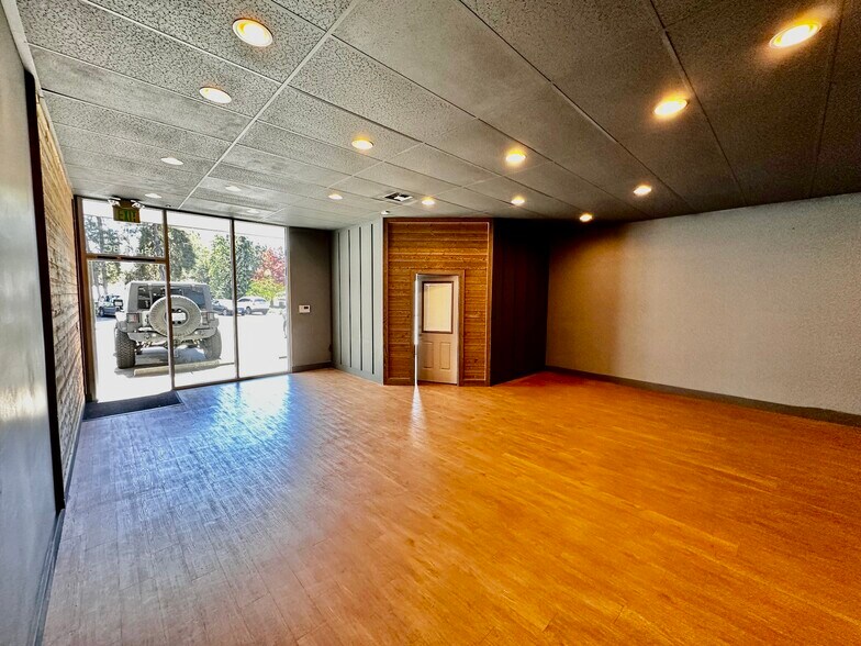 More Photos Of 13500 NE Bel Red Rd, Bellevue Freestanding For Lease