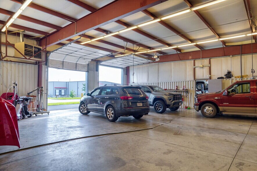 More Photos Of 2140 W Sunset St, Springfield Industrial For Sale