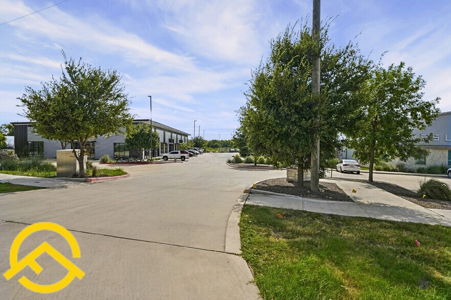 More Photos Of 300 Co Rd 199, Hutto Flex For Lease