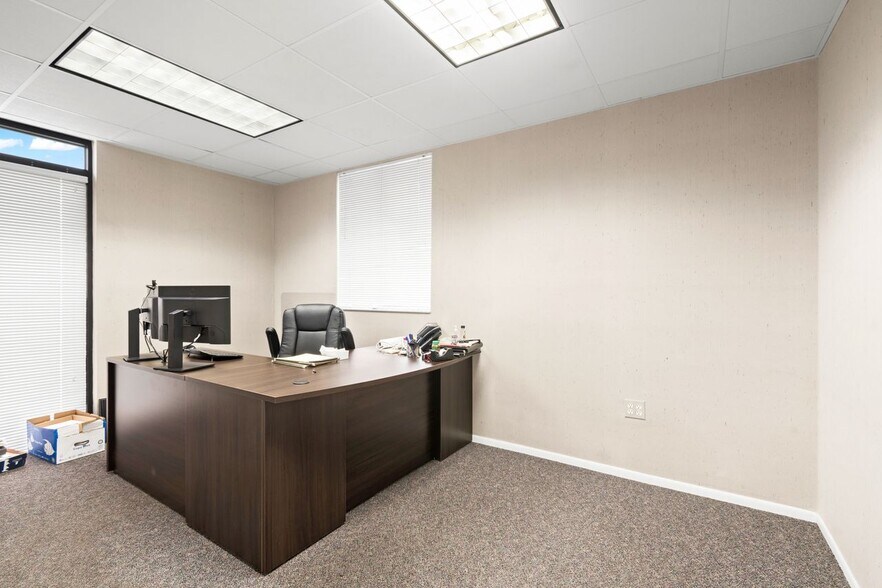 More Photos Of 2501 S Tamiami Trl, Sarasota Office For Lease