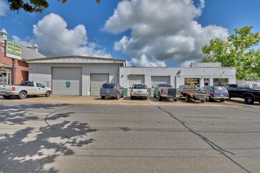 Primary Photo Of 307 E Alamo St, Brenham Auto Repair For Sale