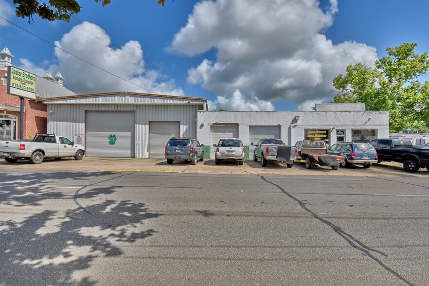 More Photos Of 307 E Alamo St, Brenham Auto Repair For Sale