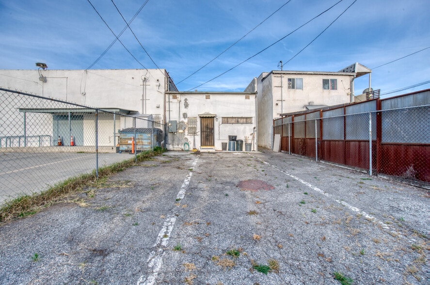 More Photos Of 11123 S Western Ave, Los Angeles Office For Sale