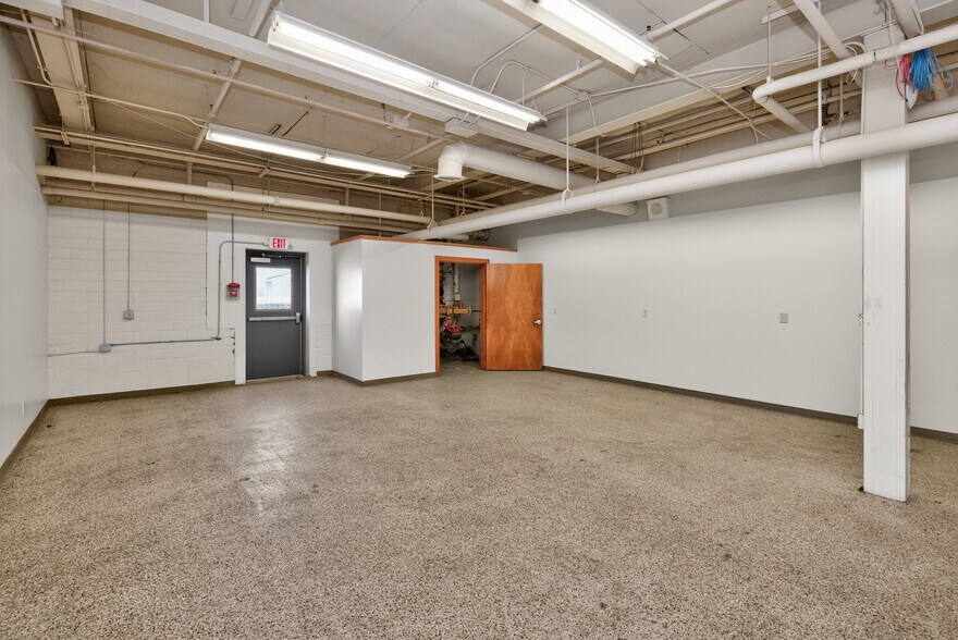 More Photos Of 1017 E 7th St N, Newton Office For Sale
