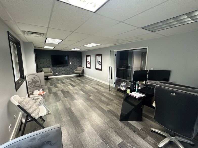 More Photos Of 1717-1721 Oak Dr, Mchenry Manufacturing For Sale