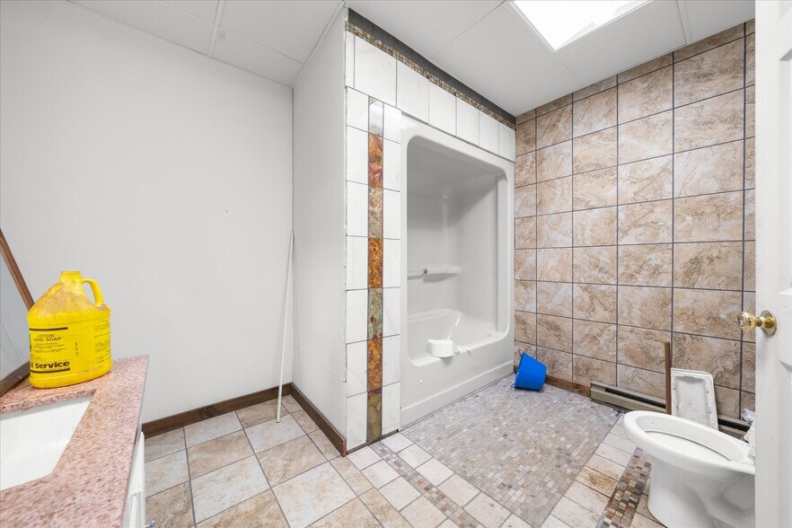 More Photos Of 102 S Richmond St, Fleetwood Warehouse For Sale