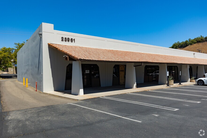 More Photos Of 23930-23978 Craftsman Rd, Calabasas Warehouse For Lease