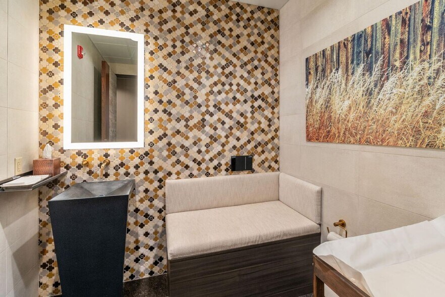 More Photos Of 12 Penny Ln, Gallatin Gateway Showroom For Sale