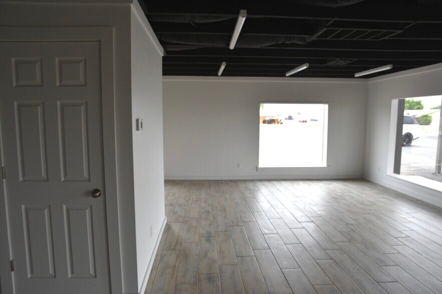 More Photos Of 1811 E Broadway St, Altus Service For Lease