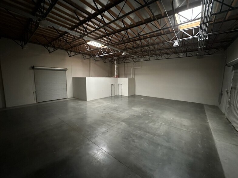 More Photos Of 33575 Mission Trail, Lake Elsinore Showroom For Lease