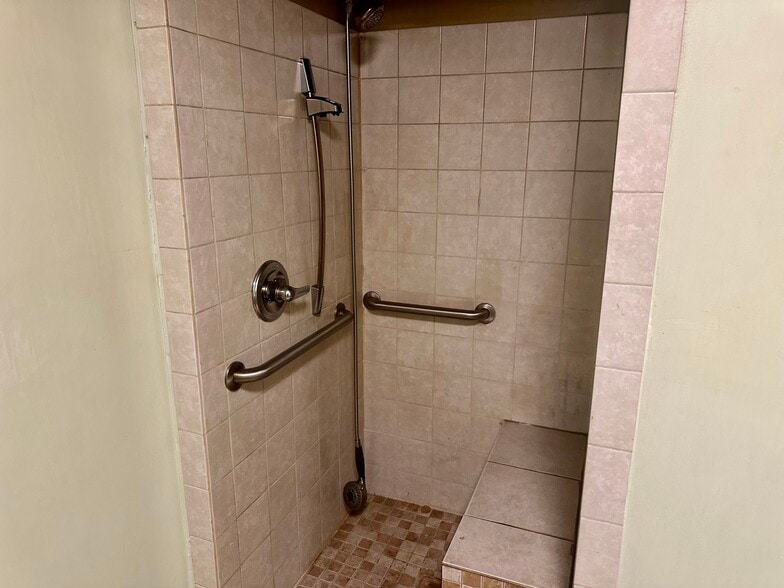 More Photos Of 202 S Eldorado Rd, Bloomington General Retail For Lease