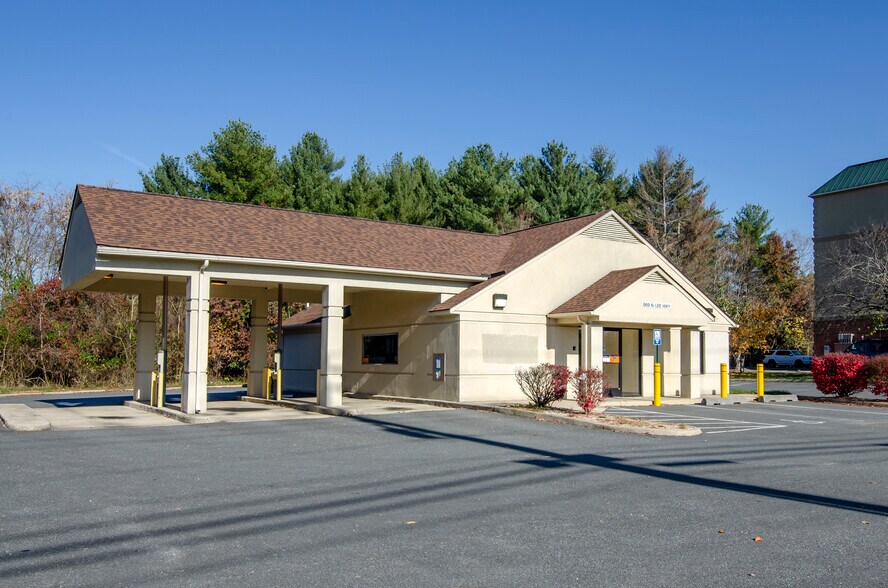 More Photos Of 869 N Lee Hwy, Lexington Bank For Sale