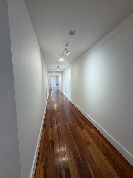 More Photos Of 143 E Bay St, Charleston Storefront Retail Office For Lease