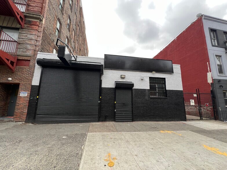 Primary Photo Of 984 Myrtle Ave, Brooklyn Auto Repair For Lease