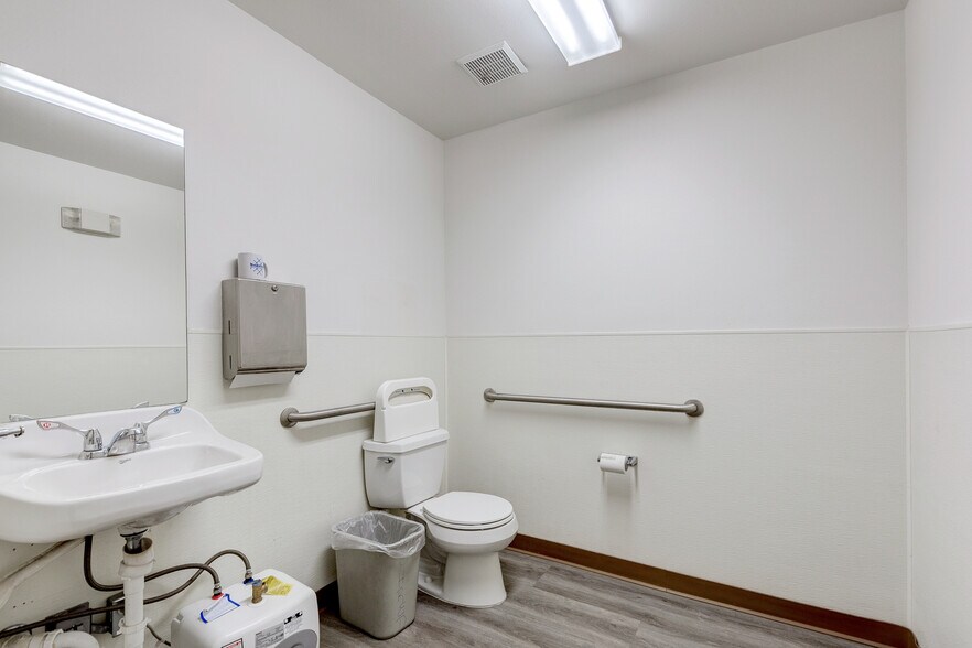 More Photos Of 4367 W Sunset Rd, Las Vegas Warehouse For Sale