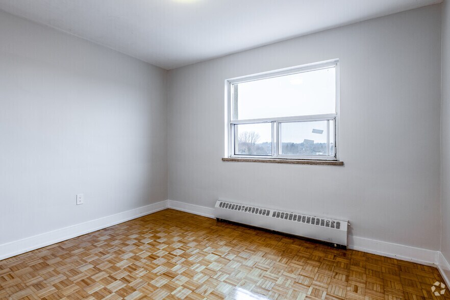 More Photos Of 345 Lakeshore Rd W, Mississauga Apartments For Lease