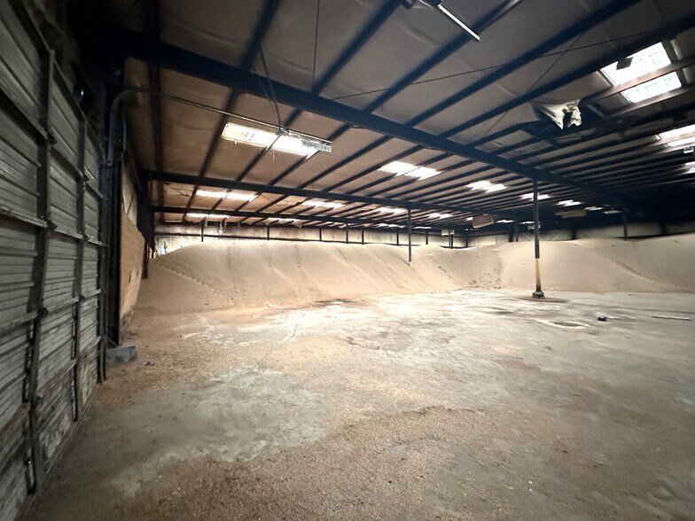 More Photos Of 102 S Main St, Mountain Grove Warehouse For Sale