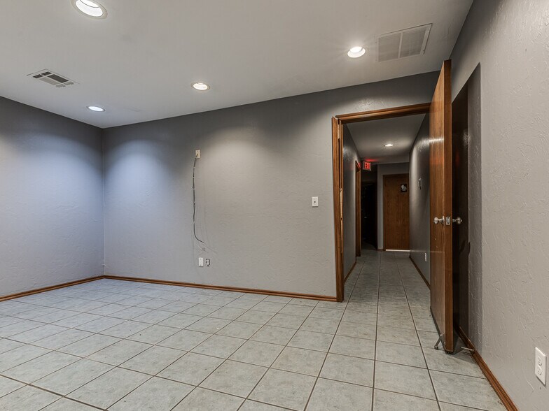 More Photos Of 2317 S Eastern Ave, Oklahoma City Warehouse For Lease