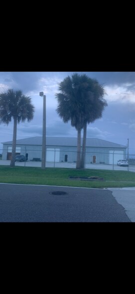 More Photos Of 3037 SW 3rd Ter, Okeechobee Showroom For Lease