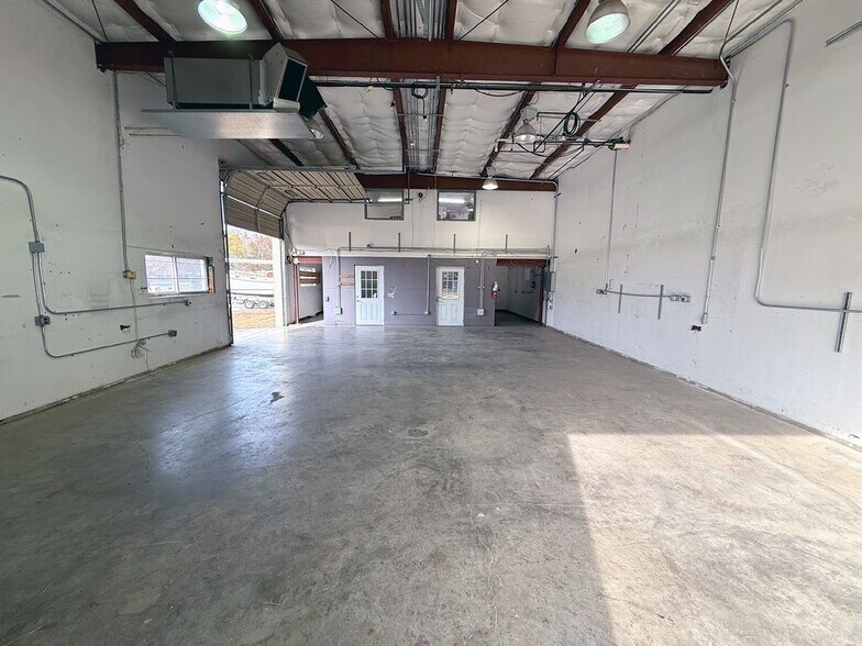 More Photos Of 8433 Erle Rd, Mechanicsville Warehouse For Sale