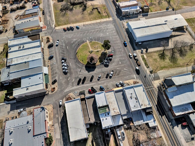 More Photos Of 106 W Main St, Pilot Point Storefront For Sale