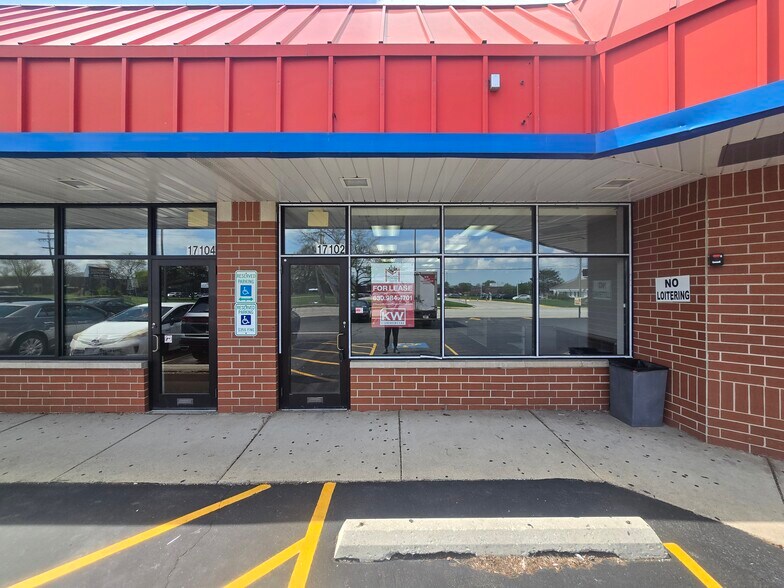 More Photos Of 17100-17114 S Park Ave, South Holland Storefront Retail Office For Lease
