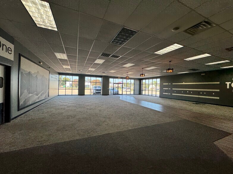 More Photos Of 407 E Pawnee St, Wichita Freestanding For Lease
