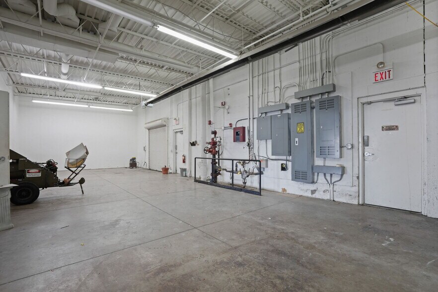 More Photos Of 1100 McArthur Rd, Jeffersonville Light Distribution For Lease