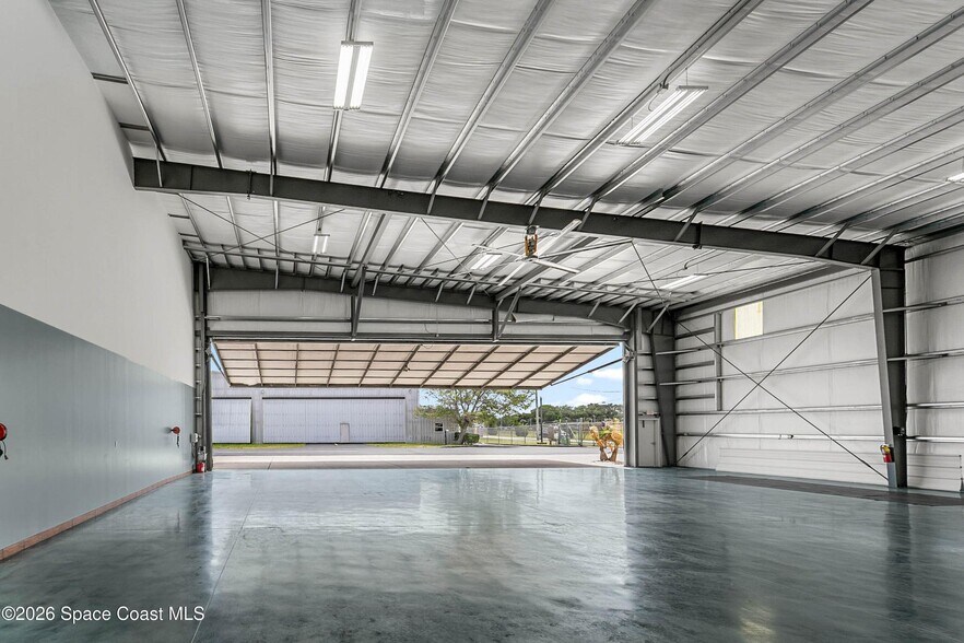 More Photos Of 805 Tower Access Rd, Melbourne Airplane Hangar For Sale