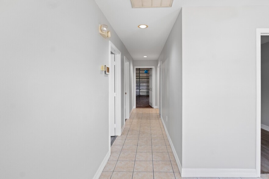 More Photos Of 8019 FM 517 Rd W, Dickinson Showroom For Lease