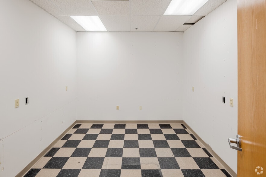 More Photos Of 2 Corporate Pl, Middletown Office For Lease